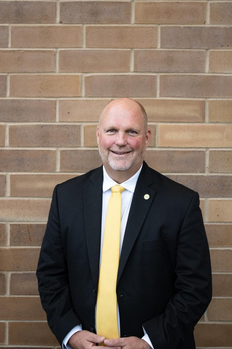 New superintendent Robert Hunt dons
the gold uniform of the UA Golden Bears.